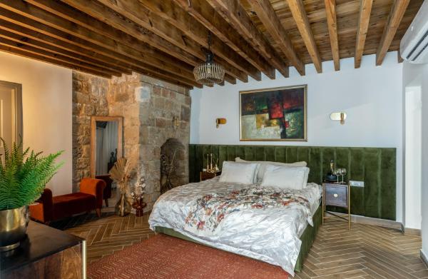 The photo shows the Two Wells Zimmer Suite located in the city of ‘Akko.
