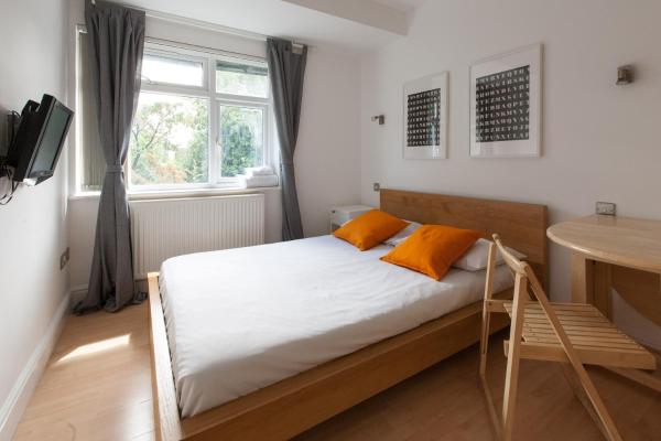 Tooting Rooms & Studio by PrimeCityHosts, Londres