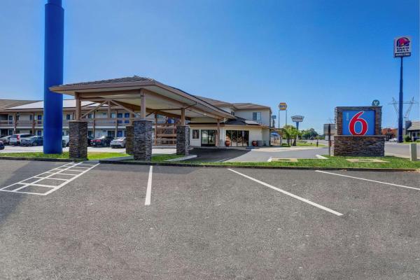 På billedet ses objektet Motel 6-Anderson, CA - Redding Airport beliggende i byen Anderson.