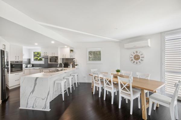 På billedet ses objektet Castaway Cove Beachfront Home by Stay Noosa beliggende i byen Marcus Beach.