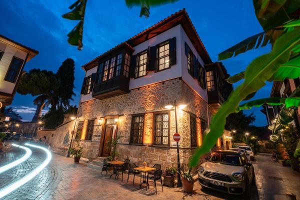 A la foto es mostra l'objecte Cedrus Hotel situat a la ciutat de Antalya.