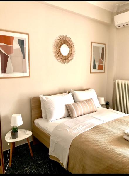 写真にはピュロス市にあるNavarino Apartmentが写っています。