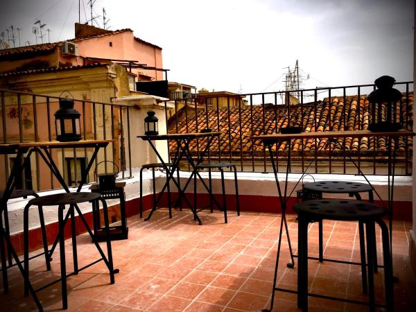 A la foto es mostra l'objecte Al centro di tutto situat a la ciutat de Catània.