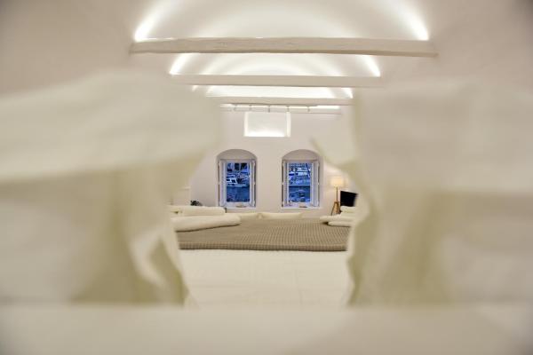 Na zdjęciu widoczny jest obiekt Hydra Hospitality Port Apartment położony w mieście Hydra.