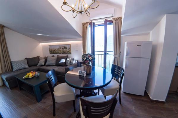 A la foto es mostra l'objecte Summer home Morinj situat a la ciutat de Strp.