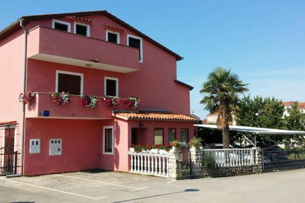 A la foto es mostra l'objecte Villa Dragica A6 situat a la ciutat de Poreč.