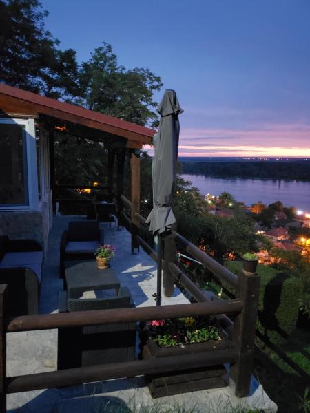 Na fotografii je vidět objekt Vila Slankamenka nacházející se ve městě Stari Slankamen.