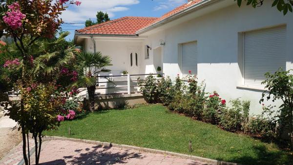A la foto es mostra l'objecte Apartments Tulipan - with free private parking garage situat a la ciutat de Mostar.