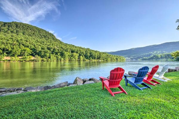 A la foto es mostra l'objecte Cozy Cabin on Tenn River - 10 Mi to Chattanooga! situat a la ciutat de Whitwell.