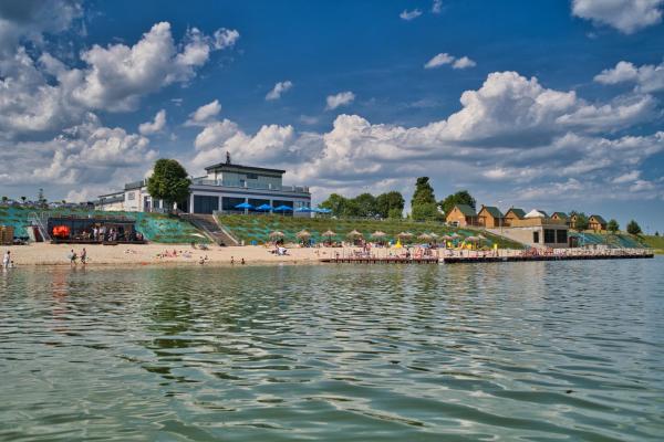 Na fotografii je vidět objekt Jeleń Resort&Spa nacházející se ve městě Jeleń.