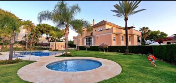 A la foto es mostra l'objecte Jardines de Lunamar situat a la ciutat de Marbella.