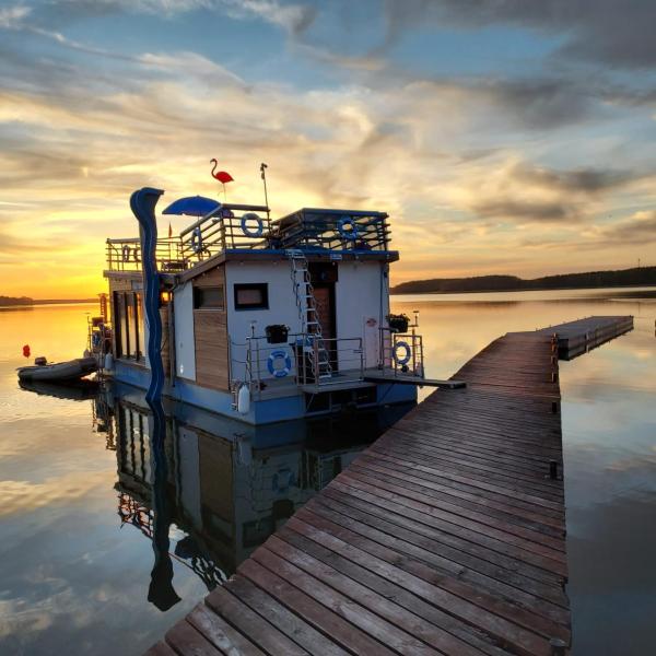På billedet ses objektet Houseboat Izabela beliggende i byen Sława.