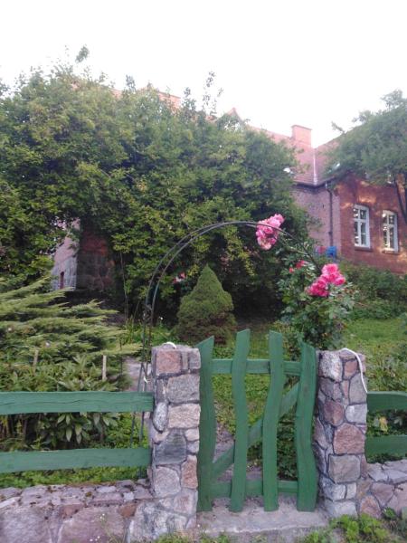 Na zdjęciu widoczny jest obiekt Alte Schule am See położony w mieście Maradki.