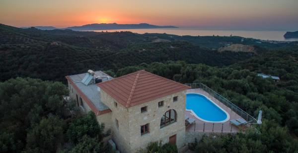 A la foto es mostra l'objecte Villa Kourouni situat a la ciutat de Stalós.