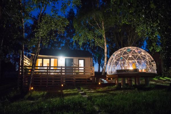 Auf dem Foto ist das Objekt JURA GLAMP luksusowe całoroczne domki na wyłączność KOPUŁY IGLOO taras ogród in der Stadt Milonki zu sehen.