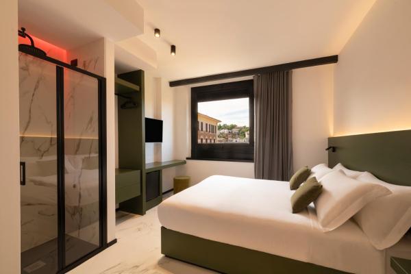 写真にはアンコーナ市にあるThe City Hotelが写っています。