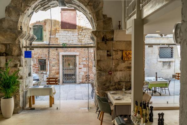 Op de foto is het object Leonis Restaurant & Rooms te zien, gelegen in de stad Split.
