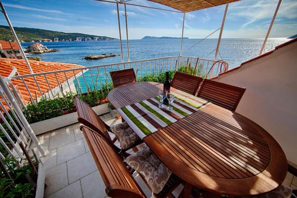 Nella foto è visibile l'oggetto Mira Sea Front Guesthouse situato nella città di Komiža.