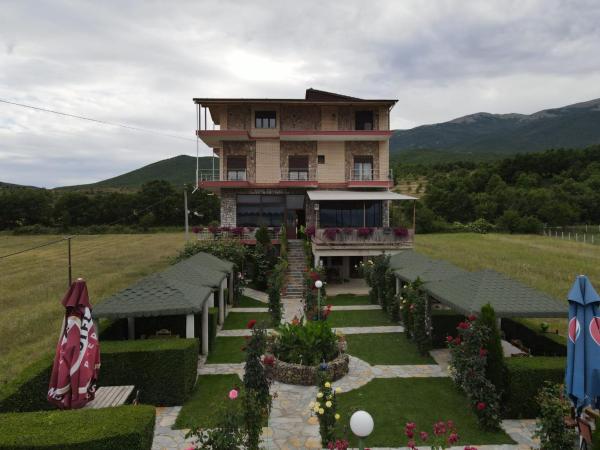 На фото показан объект Hotel Restaurant Aleksander, расположенный в городе Liqenas.