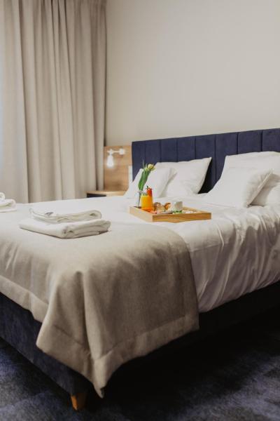 Na zdjęciu widoczny jest obiekt Molto Bene Hotel & Restaurant położony w mieście Bobrowiec.