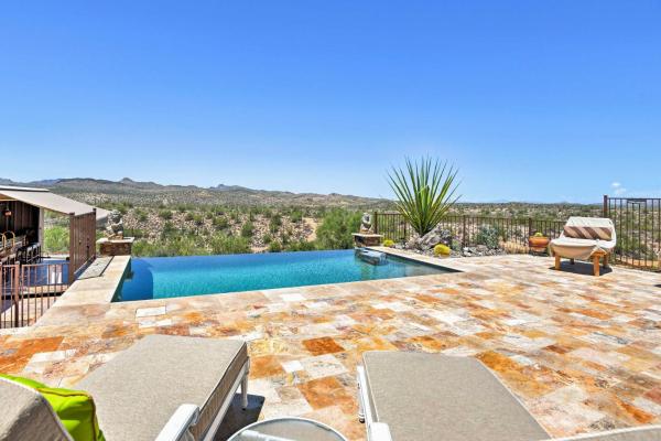 A la foto es mostra l'objecte Infinity Pool and Outdoor Kitchen Luxe Phoenix Home situat a la ciutat de Congress.