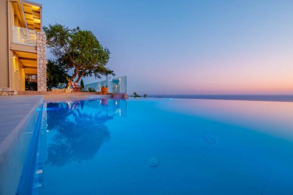 Na fotografii je vidět objekt Ocean View Luxury Villa Ethra nacházející se ve městě Kontogialos.