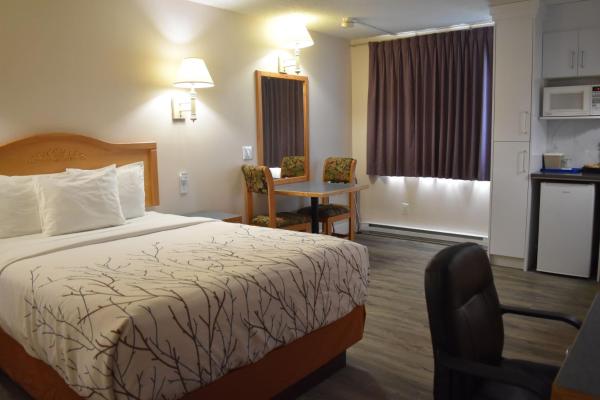 Na zdjęciu widoczny jest obiekt Canadas Best Value Inn & Suites-Castlegar położony w mieście Crescent Valley.