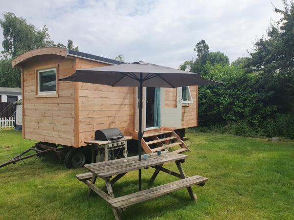Auf dem Foto ist das Objekt Tiny house op wielen Friesland in der Stadt Workum zu sehen.