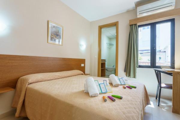 På bildet vises objektet Hostal Costabella powered by Faro Homes som ligger i byen Fuengirola.