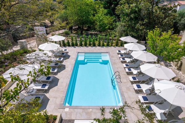 A la foto es mostra l'objecte Syvota Gardens situat a la ciutat de Sivota.
