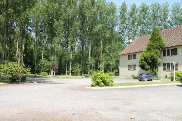 Na fotografii je vidět objekt Hôtel La Peupleraie nacházející se ve městě Roussent.