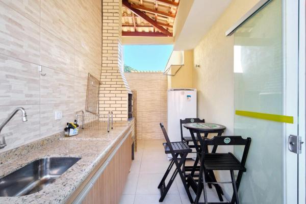 A la foto es mostra l'objecte Apartamento bem equipado com ar condicionado e churrasqueira a 100 metros da praia - 02 dormitórios - Edifício Água Viva situat a la ciutat de Ubatuba.