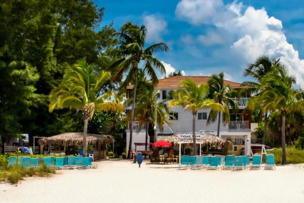 Auf dem Foto ist das Objekt Cedar Cove Resort & Cottages in der Stadt Holmes Beach zu sehen.