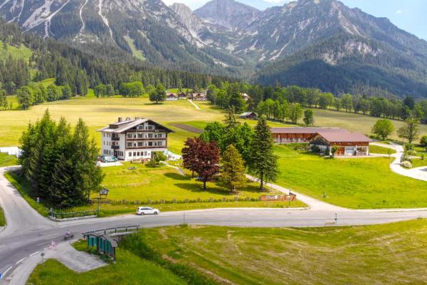 Na fotografii je vidět objekt Hotel Stierer nacházející se ve městě Ramsau am Dachstein.