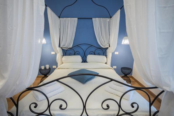 The photo shows the EXCLUSIVE ROOMS Al Vicoletto located in the city of Scalea.
