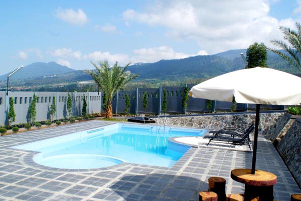写真にはGenteng市にあるOsmond Villa Resortが写っています。