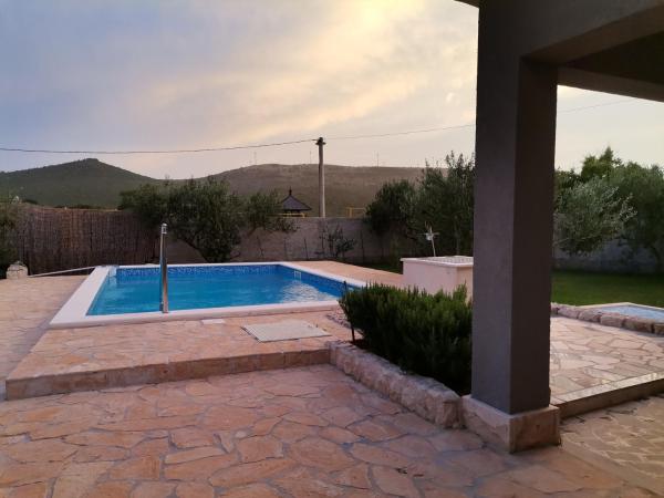 A la foto es mostra l'objecte Villa Frane situat a la ciutat de Slivno.