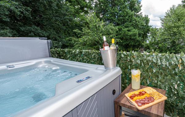 På billedet ses objektet Hot Tub WiFi Gym Firepit Kitchen beliggende i byen Kernersville.