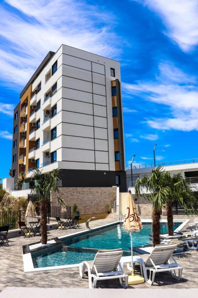 På billedet ses objektet Eagles Apartments & Suites beliggende i byen Ulcinj.