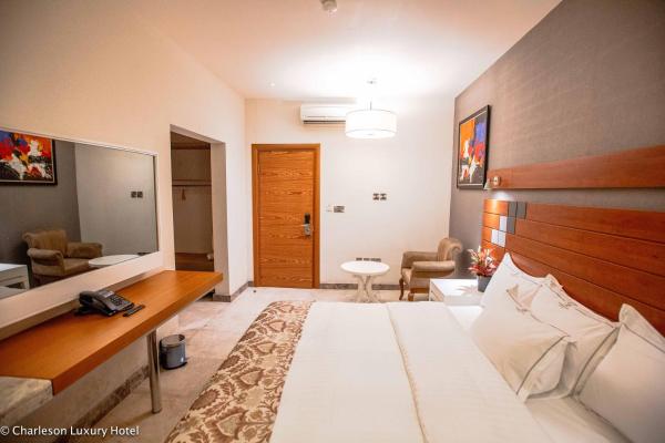 A la foto es mostra l'objecte Charleson Luxury Hotel situat a la ciutat de Imogwu-Agwa.