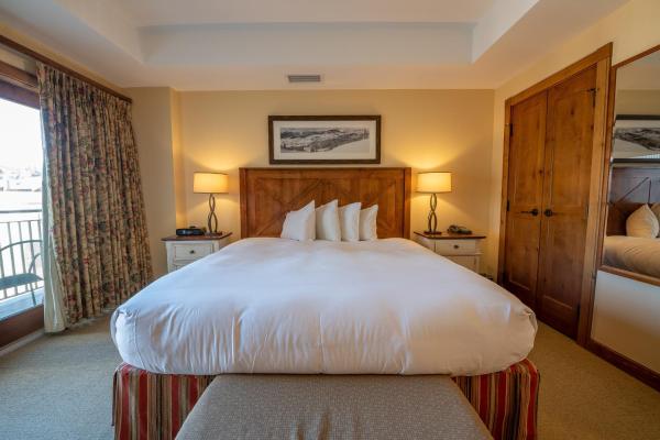Fotografie 7: Comfortable Studio Efficiency Unit with Balcony over Mountaineer Square condo