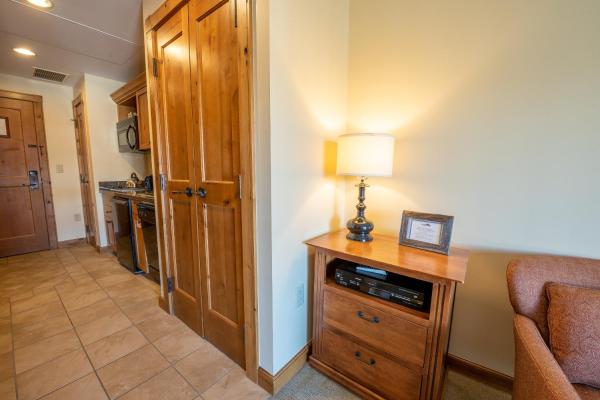 Fotografie 8: Comfortable Studio Efficiency Unit with Balcony over Mountaineer Square condo