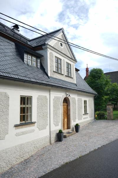 Na fotografii je vidět objekt Baroque chaplain house Kaplanka 1796 A. D. - historical luxury apts in Bohemian Paradise nacházející se ve městě Pěnčín.