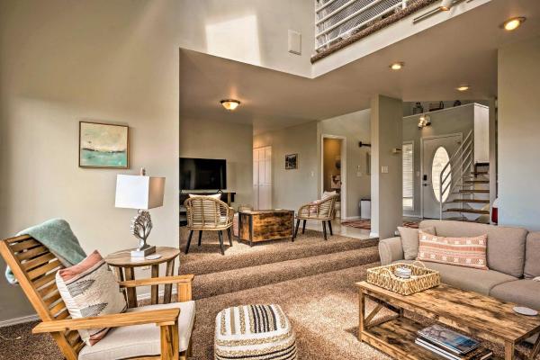 A la foto es mostra l'objecte Chic Coos Bay Home with Pacific Ocean Views! situat a la ciutat de Coos Bay.