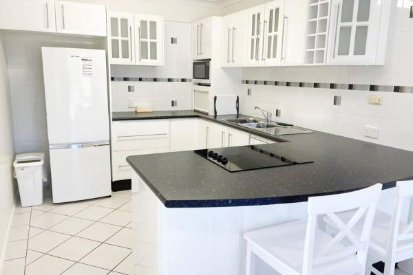 På billedet ses objektet Crystal Waters-2 bed, 2 bathroom, Beachfront Unit! beliggende i byen Bongaree.