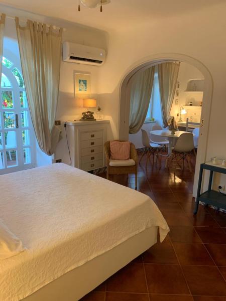 A la foto es mostra l'objecte Casa Nenna, centro di Forio situat a la ciutat de Ischia.