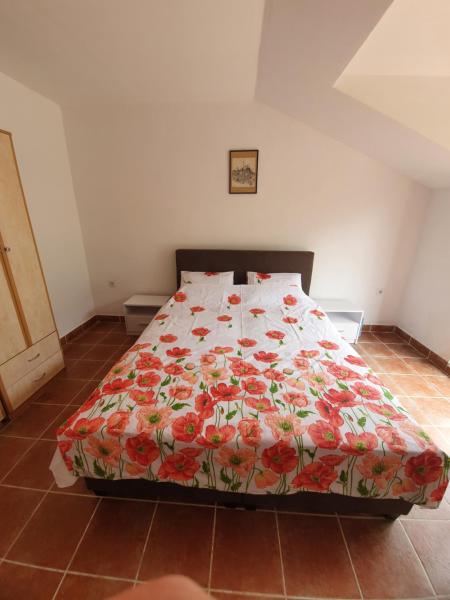 A la foto es mostra l'objecte Apartmani NAR situat a la ciutat de Sutomore.