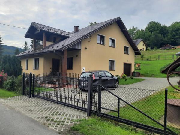 Na zdjęciu widoczny jest obiekt Noclegi KOZINIEC położony w mieście Bóbrka.