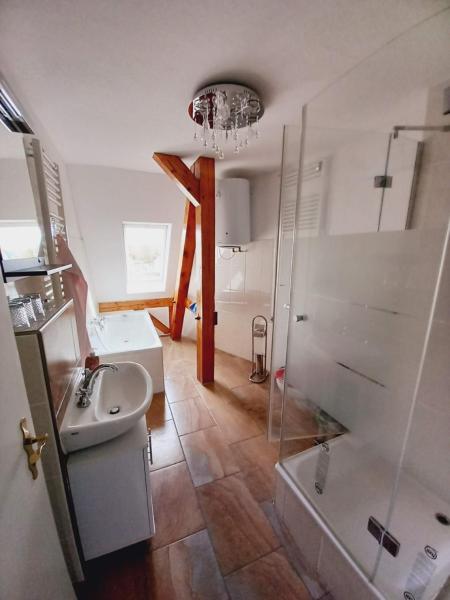 På bilden syns objektet Schwarzer Adler Ferienwohnung mit 3 Schlafzimmern und 2 WC som ligger i staden Halbe.