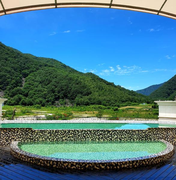 Na fotografii je vidět objekt Pine Forest Jeongseon Alpine Resort nacházející se ve městě Handae-dong.